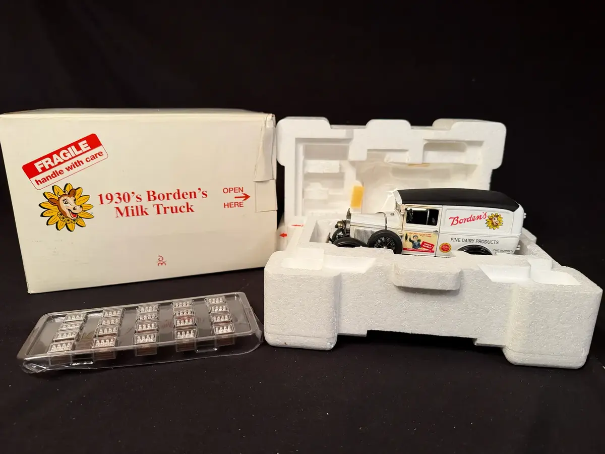 Danbury Mint 1930’s Borden’s Milk Truck Die-Cast Model w/ Original Box & Milk Crates