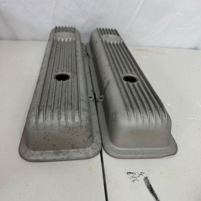 Holley Muscle Series SBC Finned Valve Covers with Fel-Pro Gaskets (G-MG)