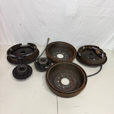 1961 Corvette Drum Brake Assemblies & Wheel Hubs (G-MG)