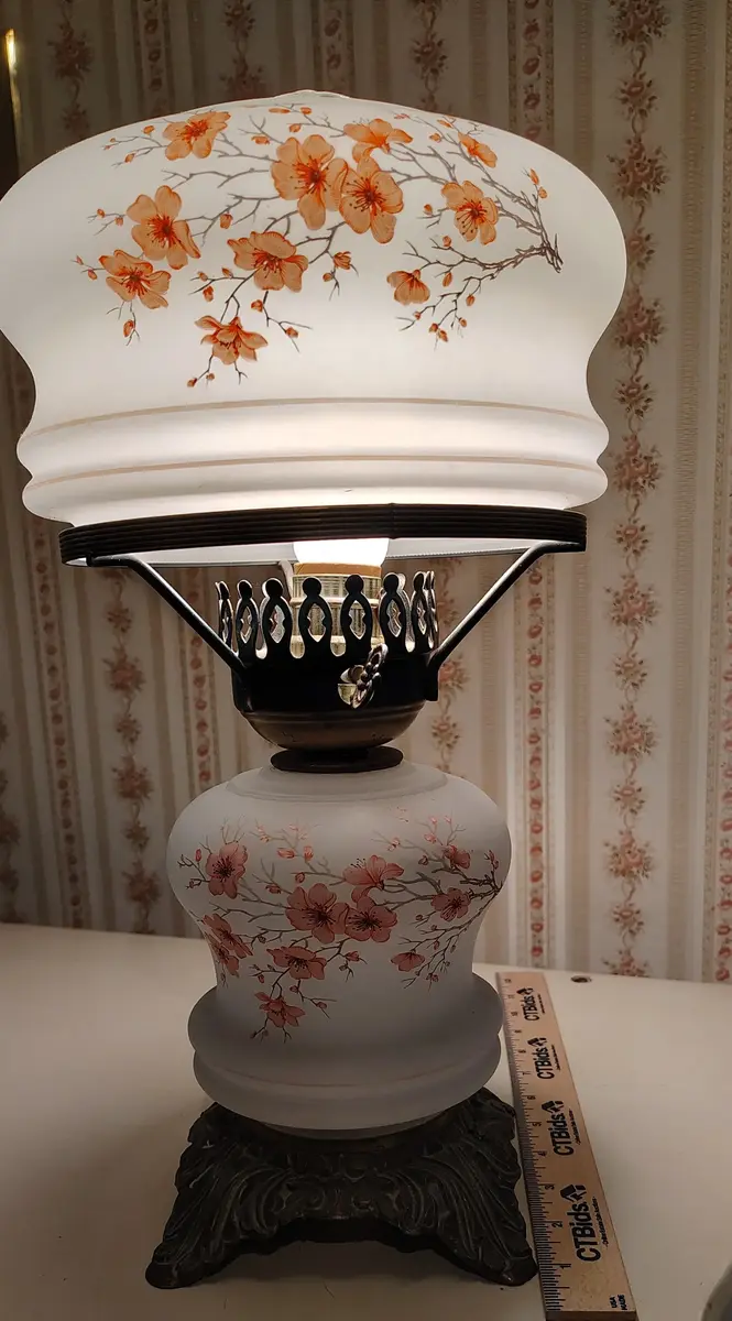 White Transparent Vintage-Style Table Lamp With Floral Design 
