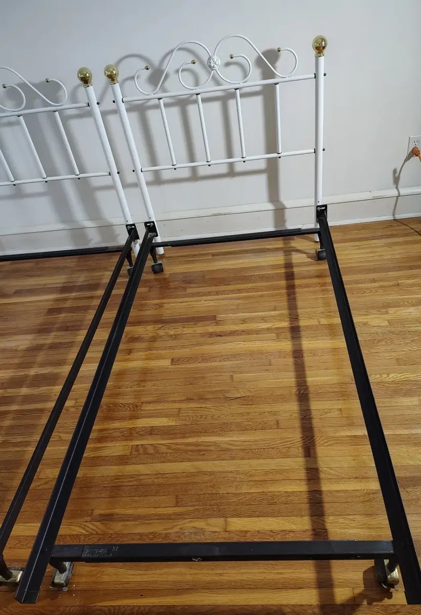 Vintage-Style Metal Twin Bedframe, B