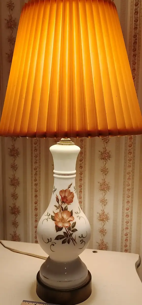 Vintage-Style Glass Table Lamp With Floral Design 