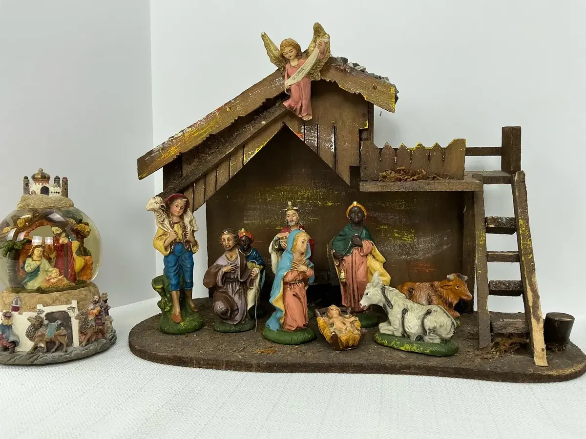 Wooden Nativity Creche Stable with Hand Painted Composition Figures, Gloria Angel and Bethlehem Nati
