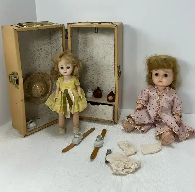 Doll Trunk with Dolls