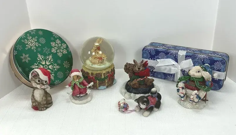 Enesco Calico Kittens Sock Full of Love Priscilla Hillman Figurine with Christmas Bunny Snow Globe, 