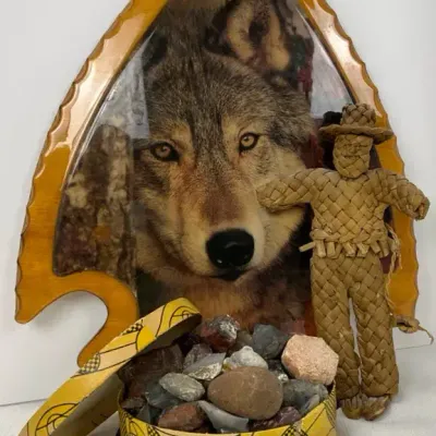 Native American Décor Collection, Wolf Arrowhead Plaque, Rock Collection