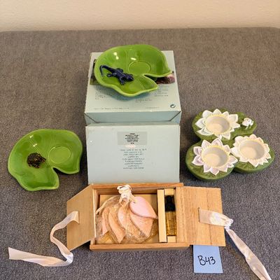 Sale Photo Thumbnail #79: Grapefruit fresh scented garland (F04224),  Lily pad pond trio (P7150), 2 floating tea light holders (P90260)