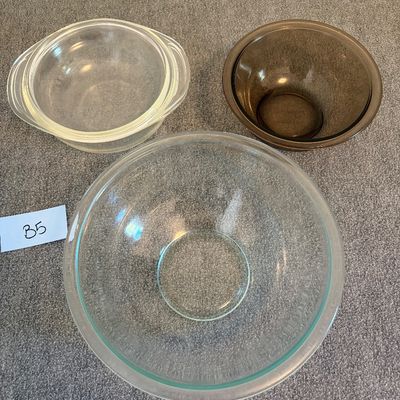 Sale Photo Thumbnail #12: 1 quart casserole dish with lid, 2.5 quart mixing bowl, 1 quart mixing bowl