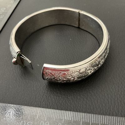 Vintage Engraved Silver-Tone Hinged Bangle Bracelet