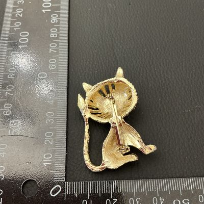 Vintage Gold Tone Textured Cat Brooch with Green Rhinestone Eyes