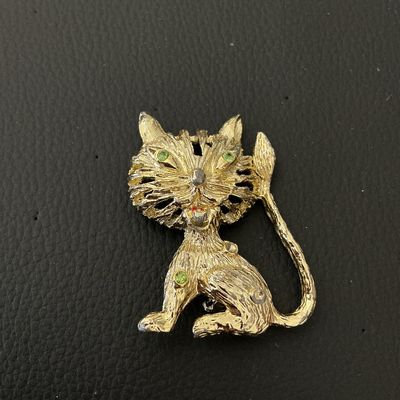 Vintage Gold Tone Textured Cat Brooch with Green Rhinestone Eyes