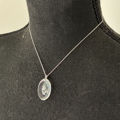 Vintage Intaglio Glass Flower Pendant Necklace