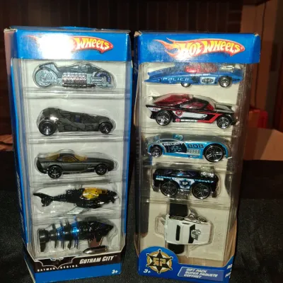 2 HOT WHEELS GIFT PACKS