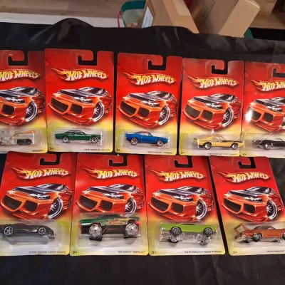 '06 HOT WHEELS ON DAMAGED RED CARDS