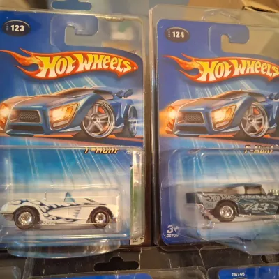 HOT WHEELS 2005 TREASURE HUNT WITH 13 CARS!