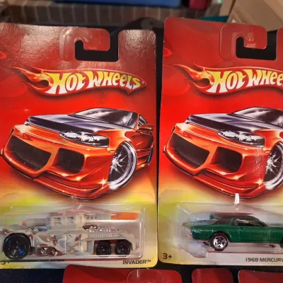 '06 HOT WHEELS ON DAMAGED RED CARDS