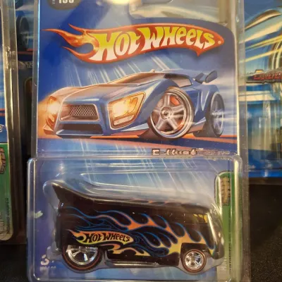 HOT WHEELS 2005 TREASURE HUNT WITH 13 CARS!