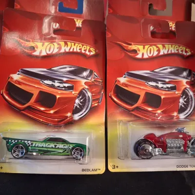 '06 HOT WHEELS ON DAMAGED RED CARDS