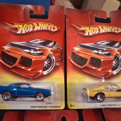 '06 HOT WHEELS ON DAMAGED RED CARDS