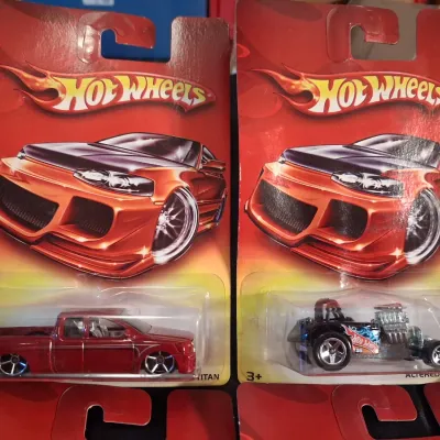 '06 HOT WHEELS ON DAMAGED RED CARDS