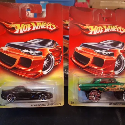 '06 HOT WHEELS ON DAMAGED RED CARDS