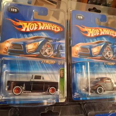 HOT WHEELS 2005 TREASURE HUNT WITH 13 CARS!