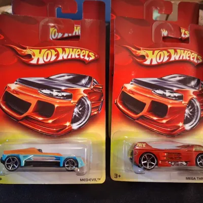 '06 HOT WHEELS ON DAMAGED RED CARDS