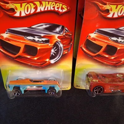 '06 HOT WHEELS ON DAMAGED RED CARDS
