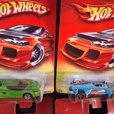 '06 HOT WHEELS ON DAMAGED RED CARDS
