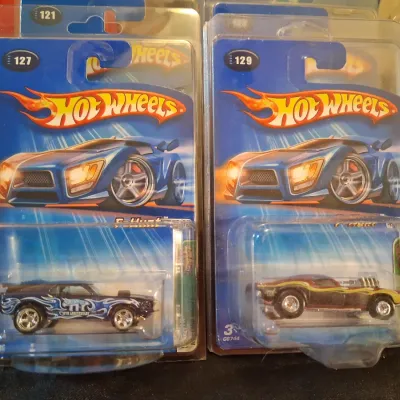 HOT WHEELS 2005 TREASURE HUNT WITH 13 CARS!