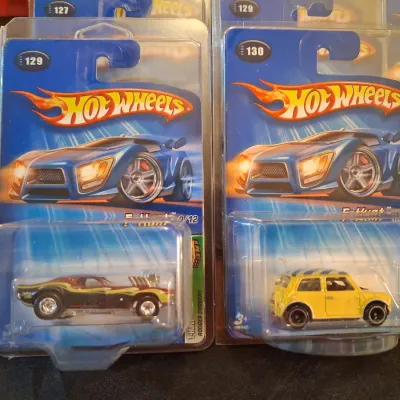HOT WHEELS 2005 TREASURE HUNT WITH 13 CARS!