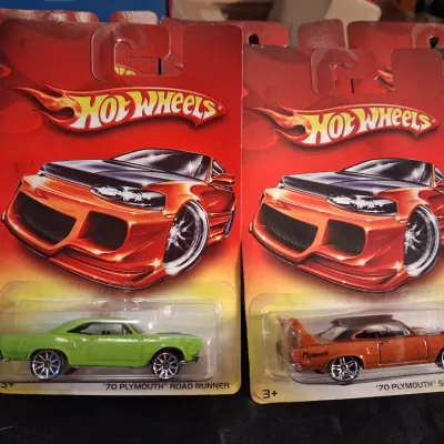 '06 HOT WHEELS ON DAMAGED RED CARDS