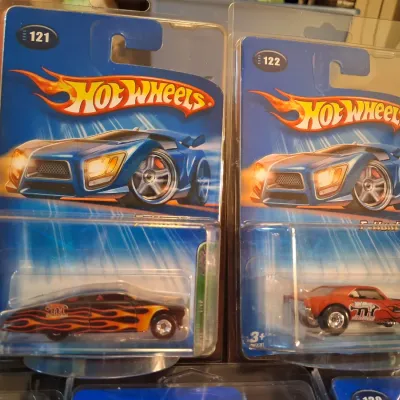 HOT WHEELS 2005 TREASURE HUNT WITH 13 CARS!
