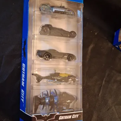 2 HOT WHEELS GIFT PACKS