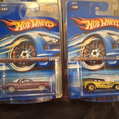 HOT WHEELS 2005 TREASURE HUNT WITH 13 CARS!