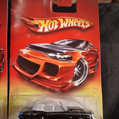 '06 HOT WHEELS ON DAMAGED RED CARDS