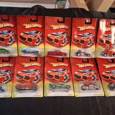 '06 HOT WHEELS ON DAMAGED RED CARDS