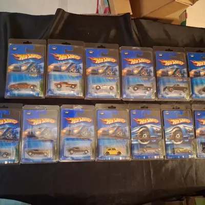 HOT WHEELS 2005 TREASURE HUNT WITH 13 CARS!