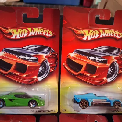 '06 HOT WHEELS ON DAMAGED RED CARDS