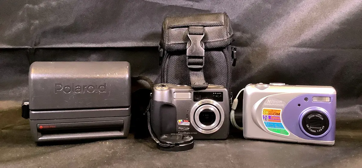 Vintage Camera Lot: Polaroid OneStep 600, Nikon Coolpix 2000, Kodak EasyShare DX3900
