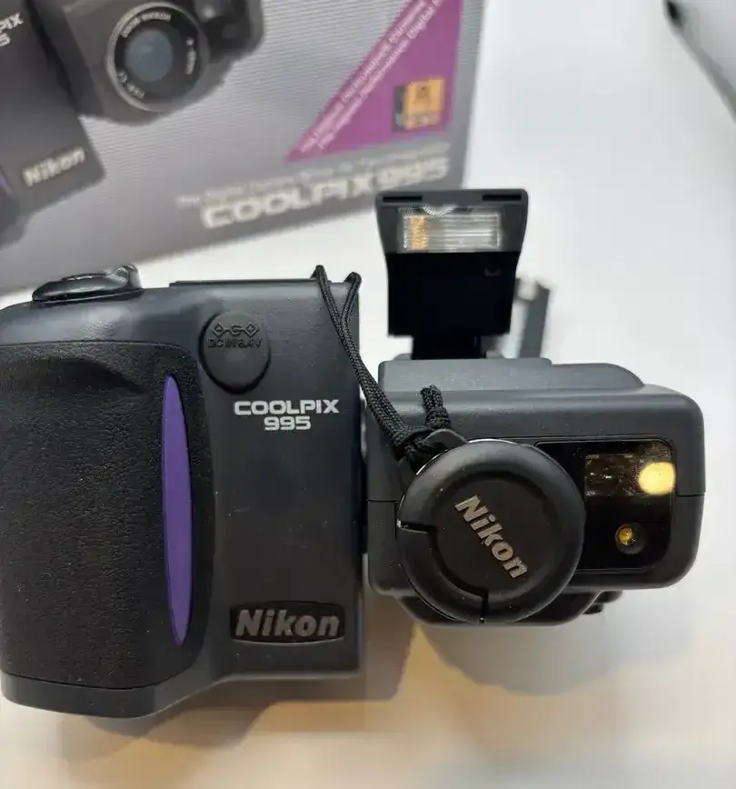 Nikon Coolpix 995 Swivel Lens Digital Camera 