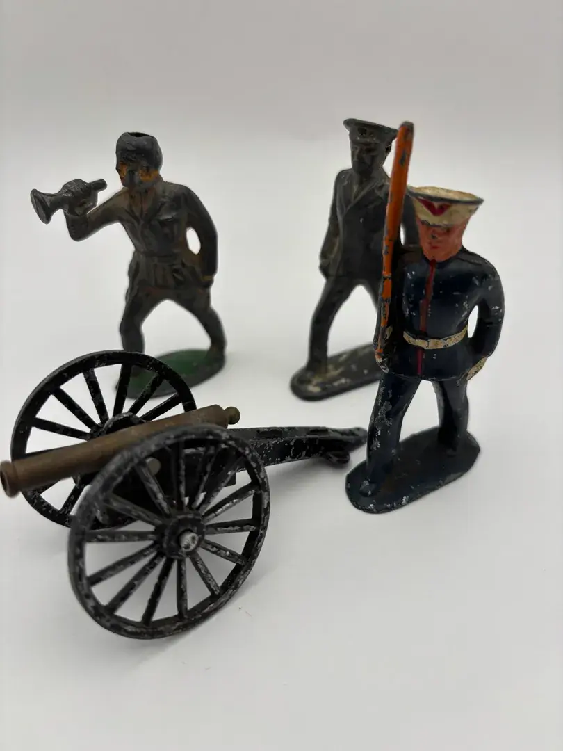 Vintage Miniature  Metal Toy Soldiers 