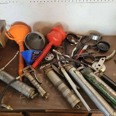 Oil Changing Tools & Grease Guns W/ Hydraulic Jack