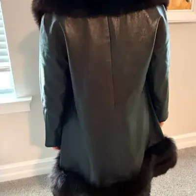 Dramatic Black Leather Coat with Luxurious Fur Collar & Trim
