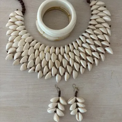 Pula Shell And Brown Beaded Jewelry Set Cuff, Earrings And Necklace 