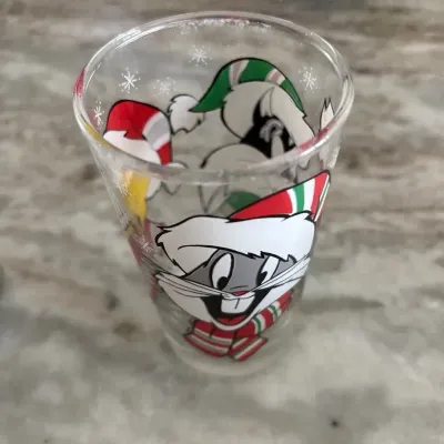 1994 Warner Bros. Looney Tunes Christmas glassware piece featuring Bugs Bunny in a Santa hat. [1] (h
