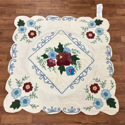 Scalloped Edge Decoration Table Topper Quilt