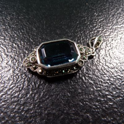 .925 SILVER PENDANT WITH LARGE STONE
