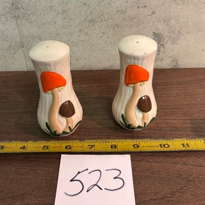 Vintage 1973 Arnel's Mushroom Ceramic Salt & Pepper Shakers