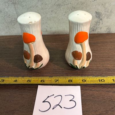 Vintage 1973 Arnel's Mushroom Ceramic Salt & Pepper Shakers